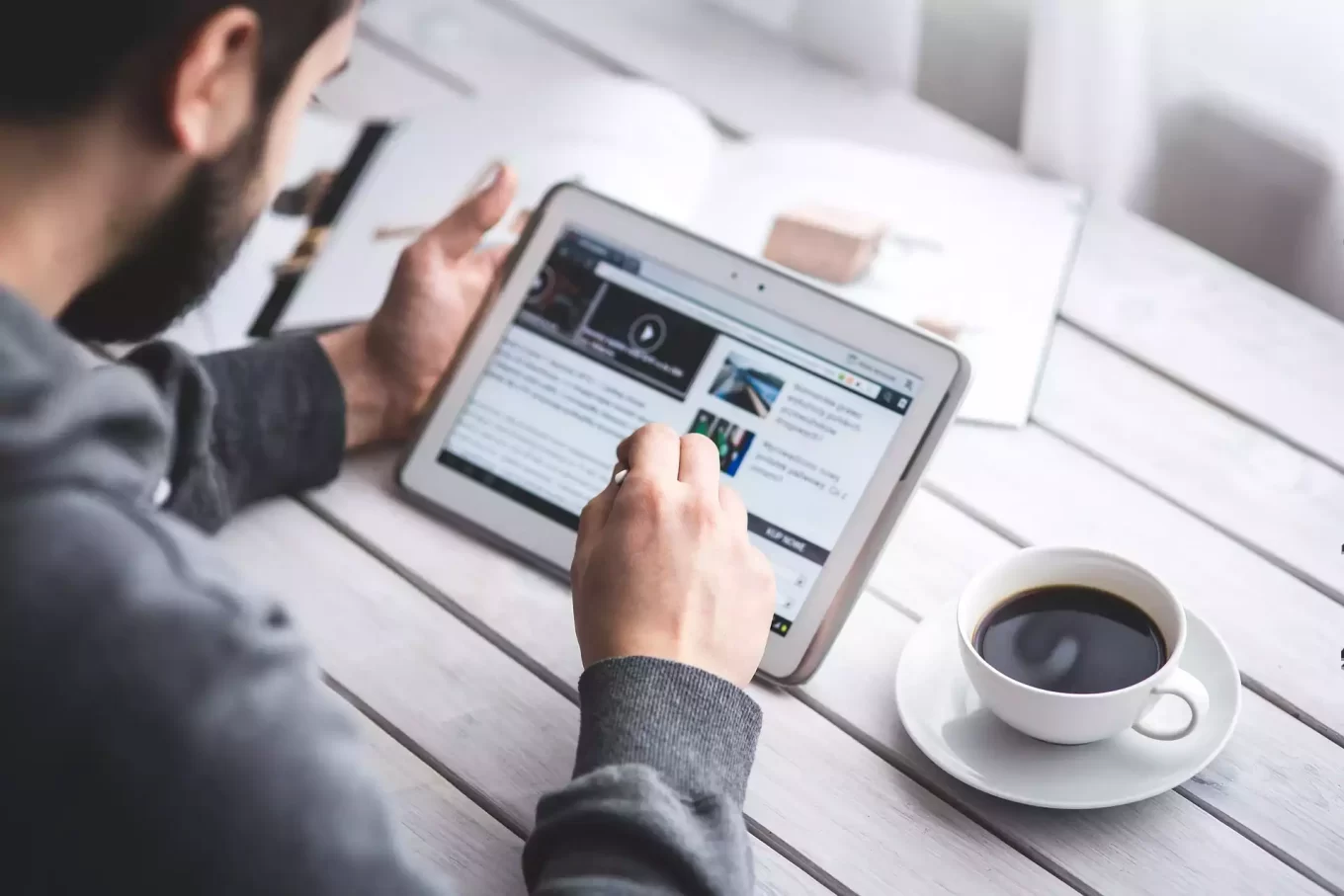 hombre revisando un sitio web en una-tablet