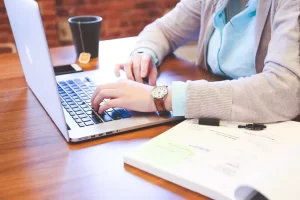 una mujer frente a una laptop