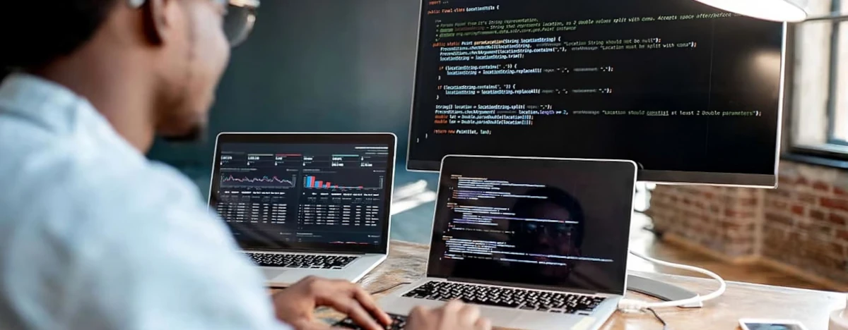 Persona creando códigos en computadora