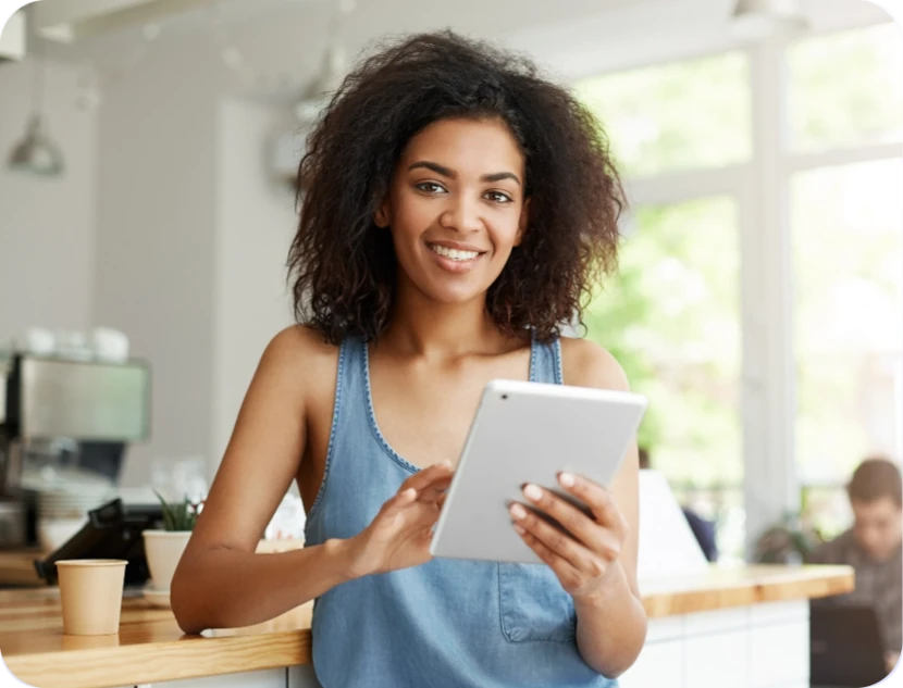 chica sonriendo con una tablet