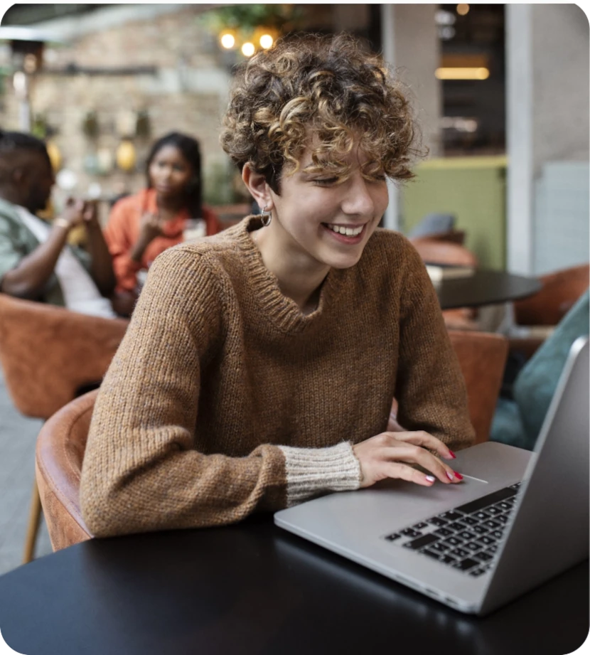 chica sonriendo frente a una laptop