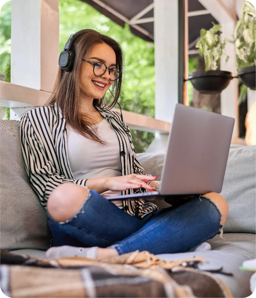 chica trabajando en una laptop