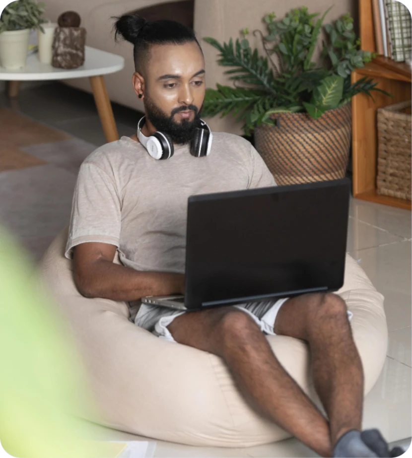 emprendedor frente a una laptop