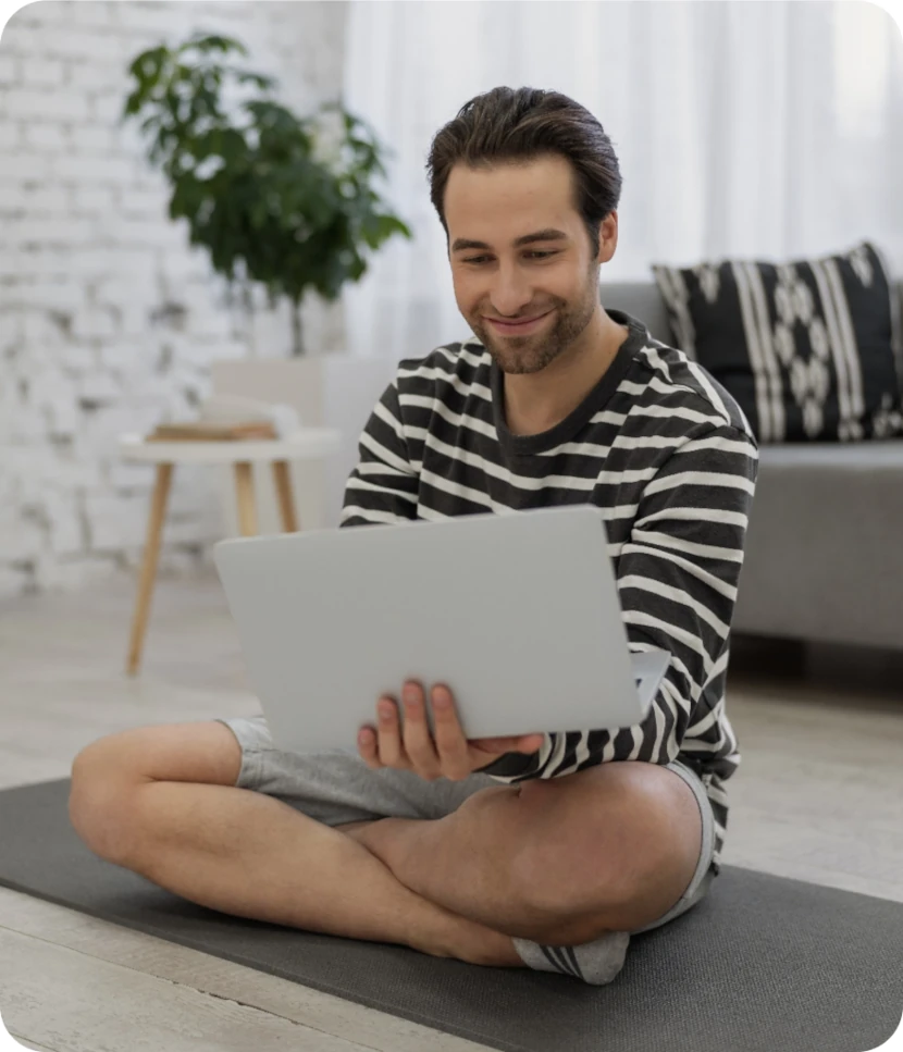 emprendedor trabajando en sala de su casa