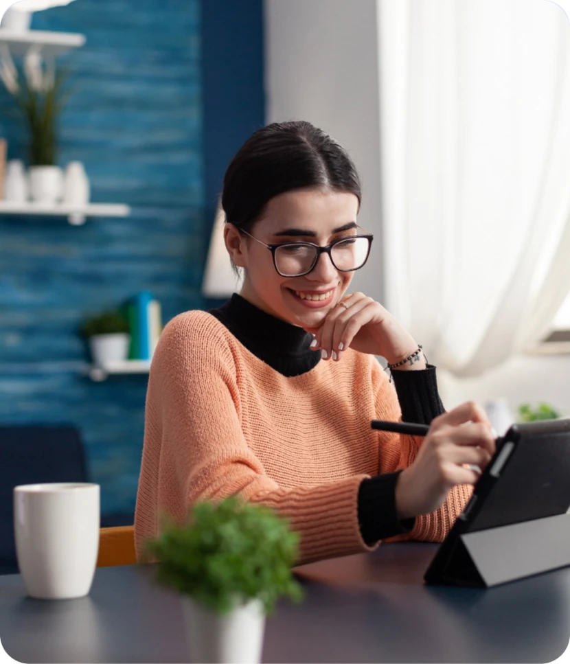 emprendedora trabajando en una tablet