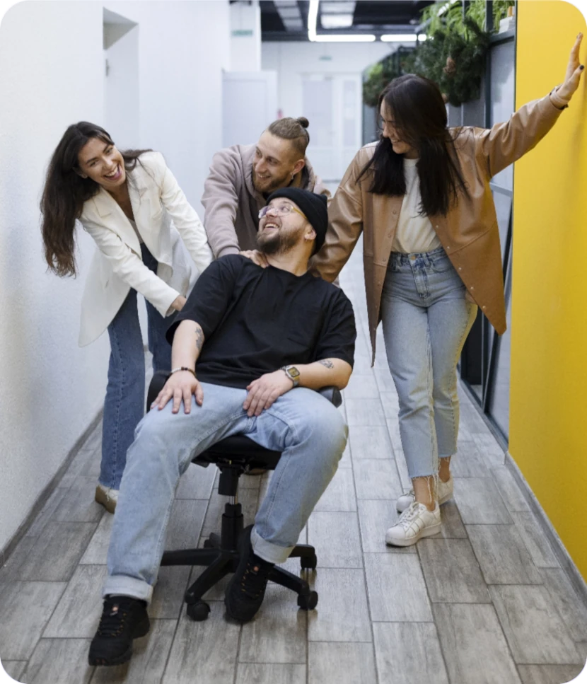 equipo de trabajo felices en una oficina