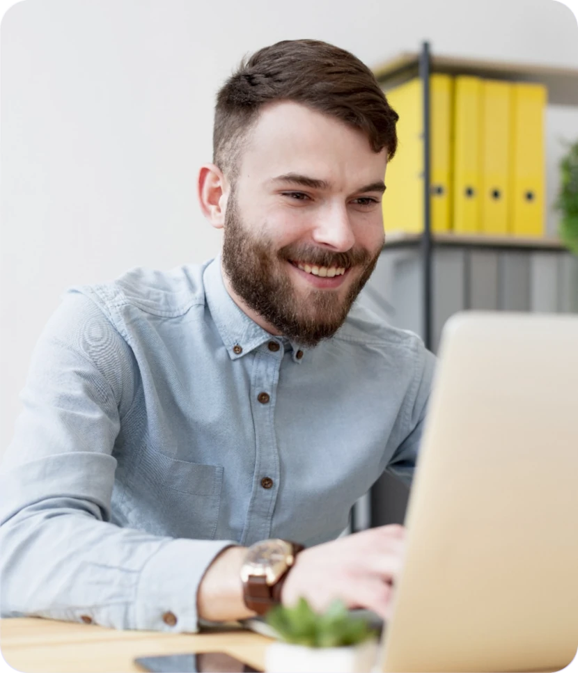 hombre alegre trabajando en una laptop