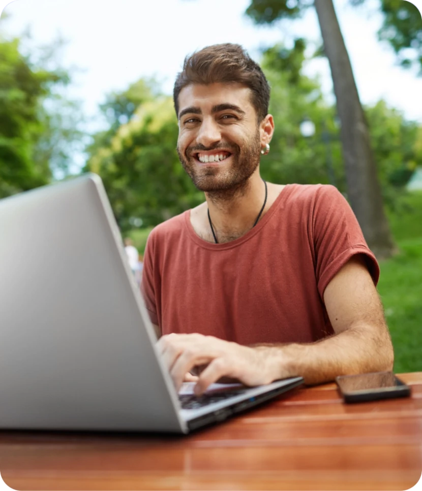 joven emprendedor trabajando en una laptop