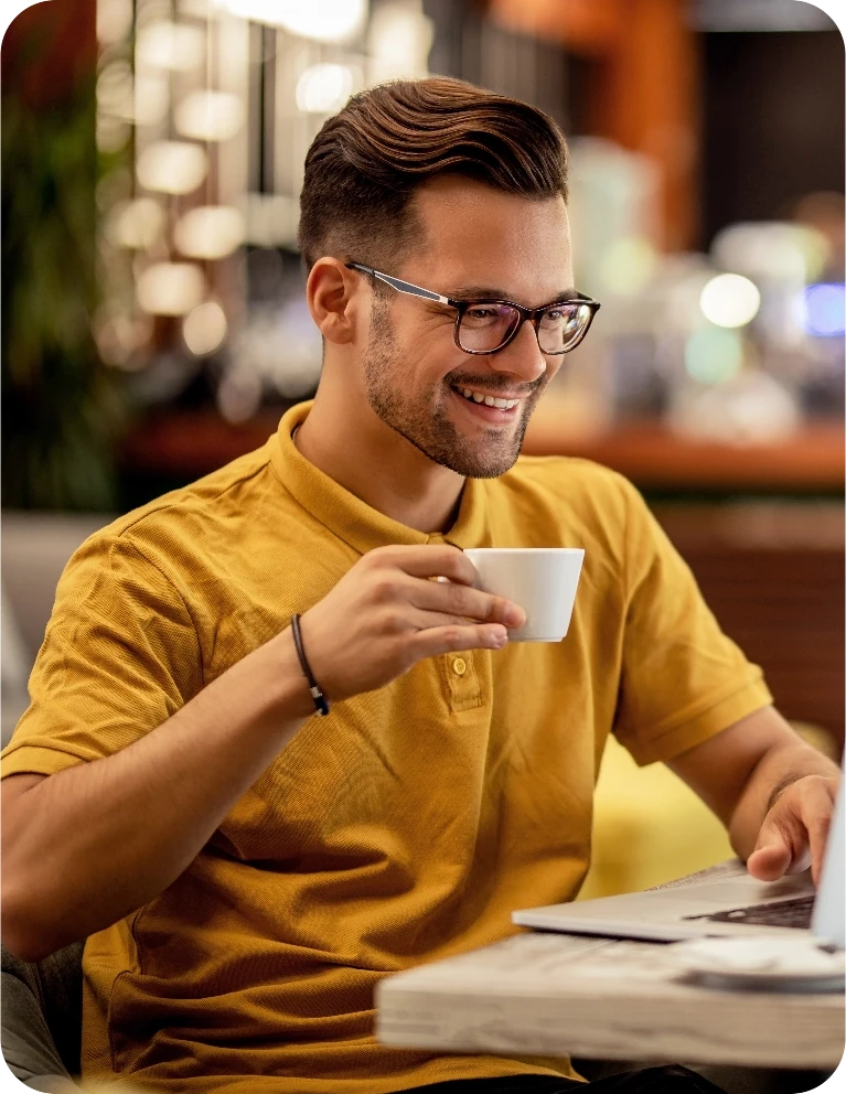 joven sonriendo tomando café