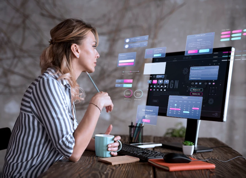 Mujer trabajando en computadora de mesa