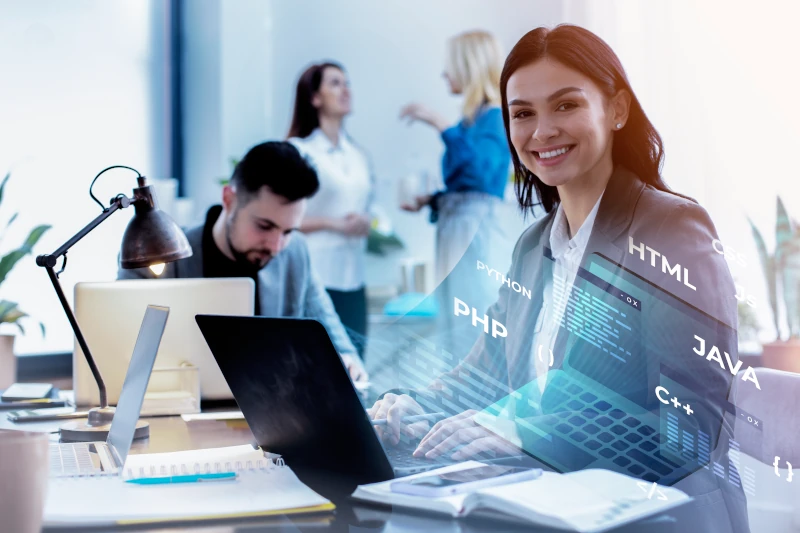 Mujer con traje programando en laptop