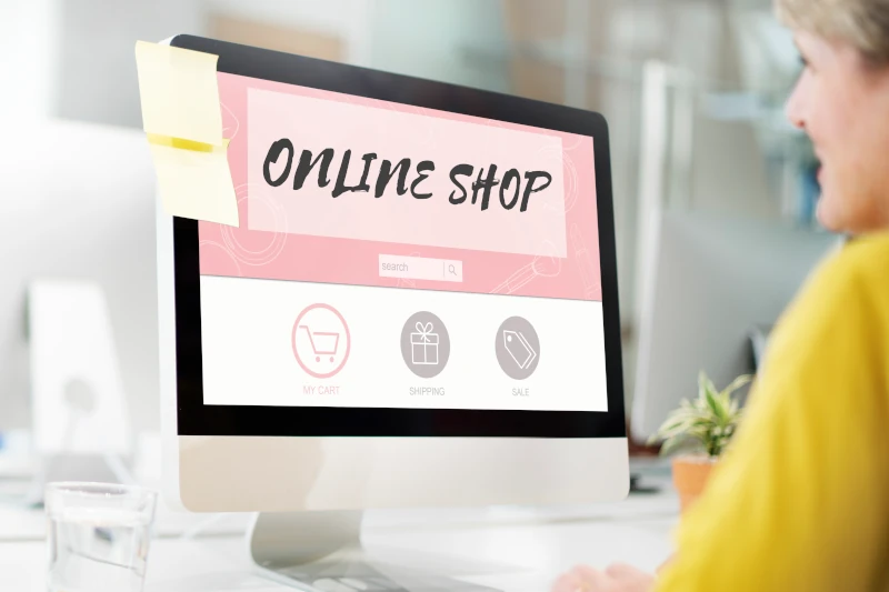 Mujer viendo tienda online en una pc de mesa