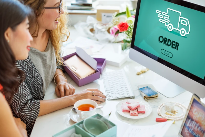 Mujeres ordenando pedido por computadora