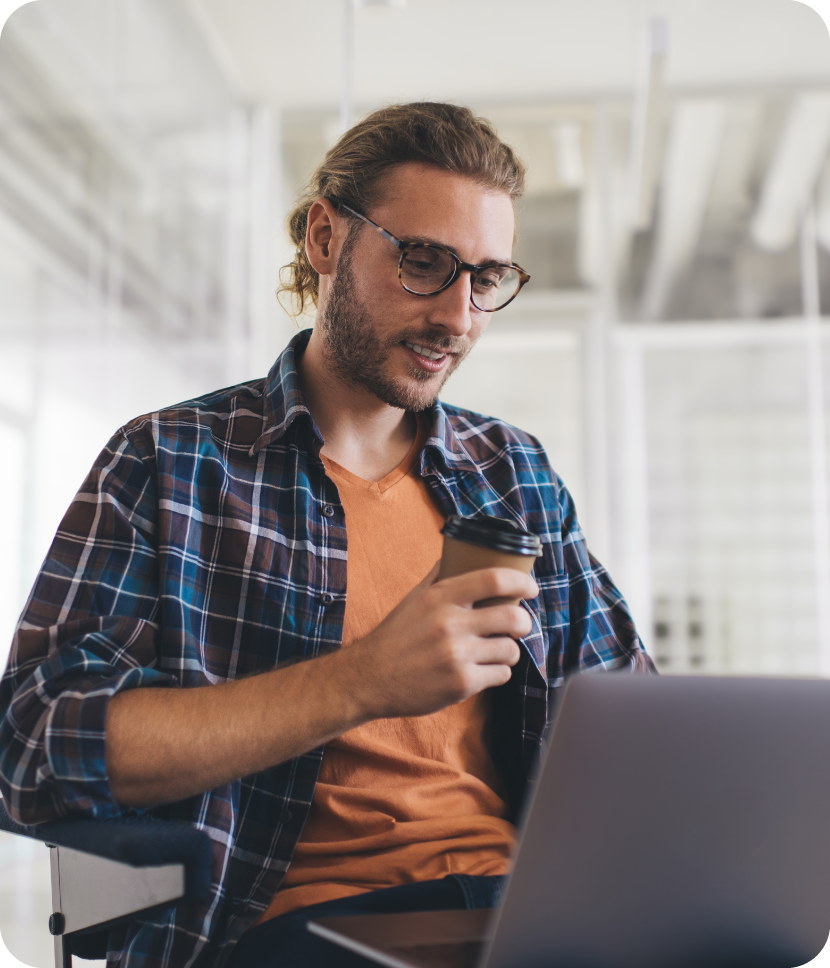 hombre mira guía inteligencia artificial pymes en su computador