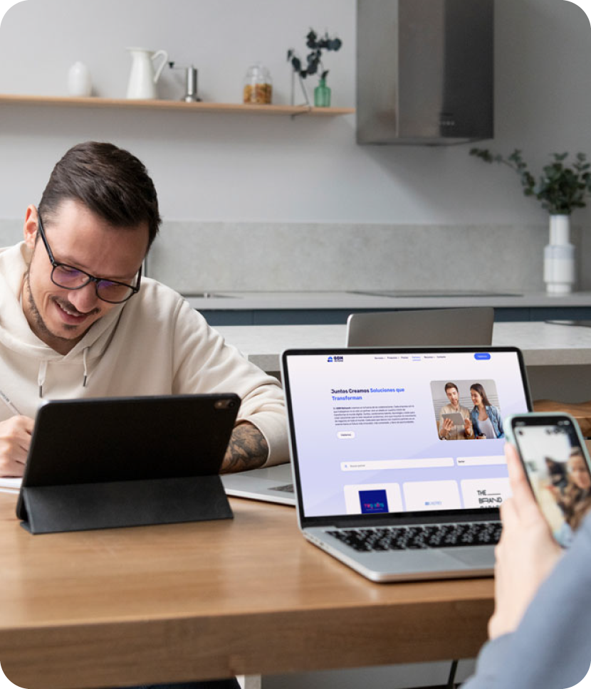 emprendedor haciendo estrategia de marketing digital