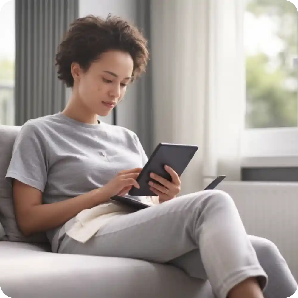 Mujer leyendo ebooks de gom network en su tablet