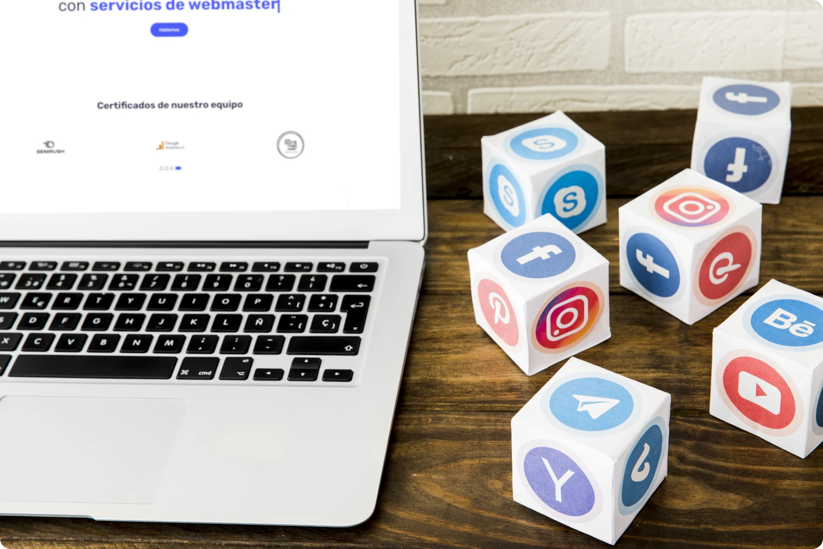 laptop mostrando un sitio redes sociales