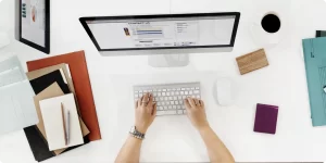 un diseñador trabajando en un sitio web