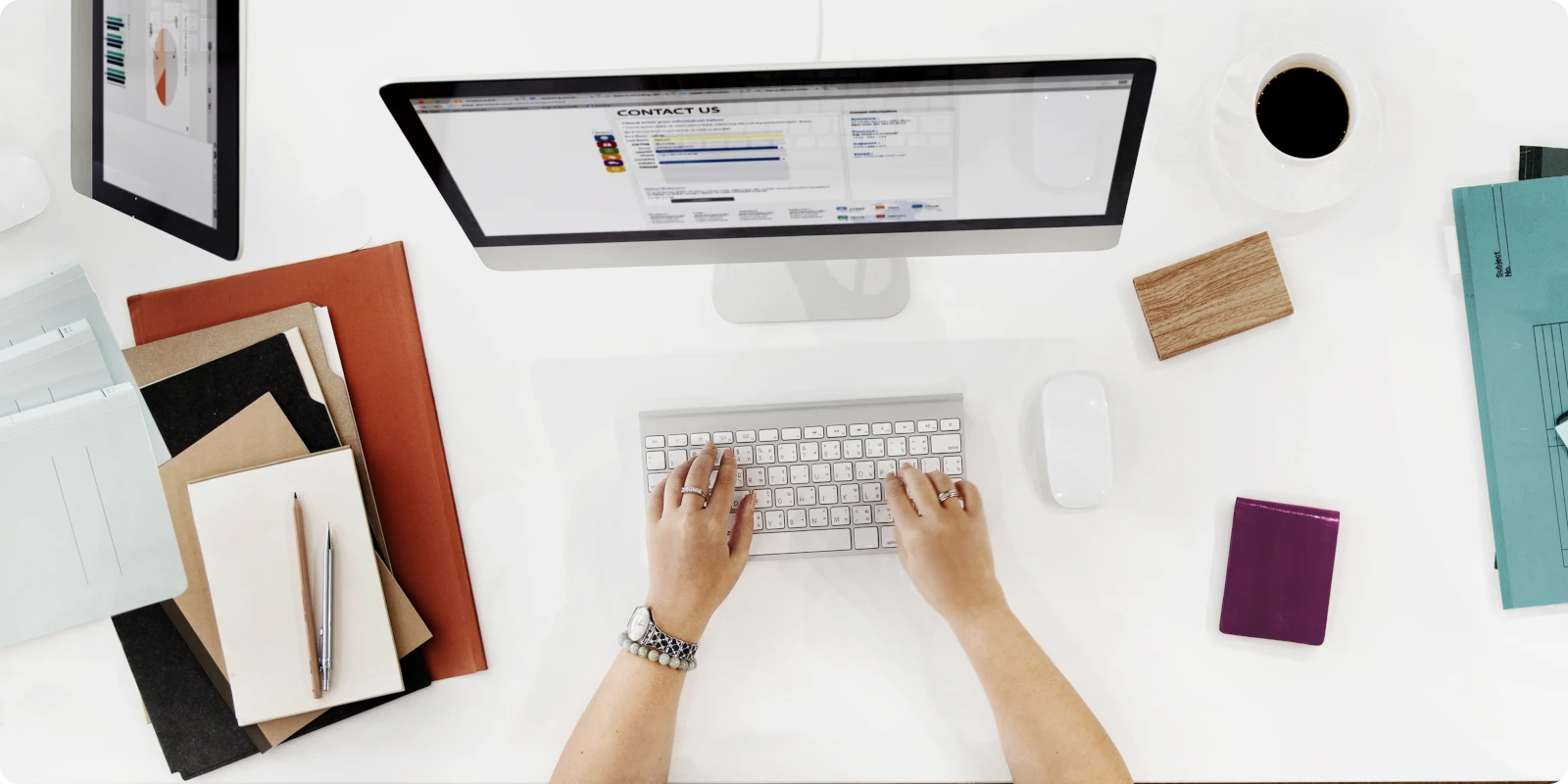 un diseñador trabajando en un sitio web
